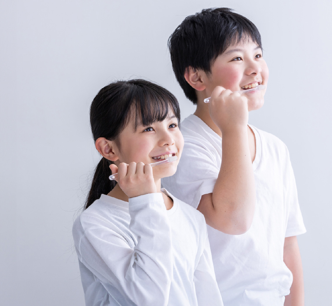 歯を磨く男の子と女の子の画像